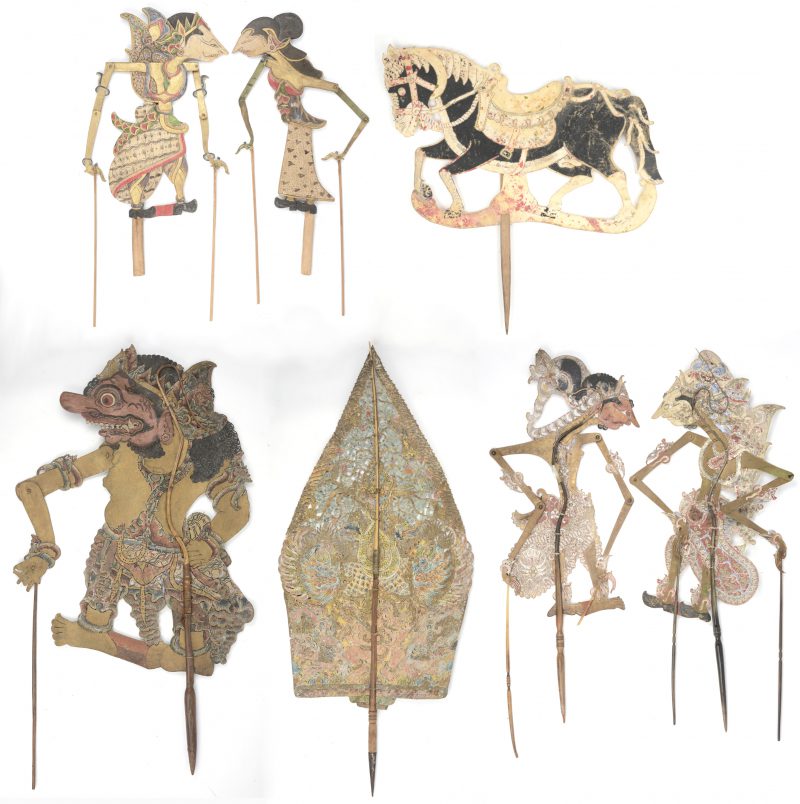 Een lot van zeven antieke Wayang Kulitpoppen. (Rama Widagdo x2, Gunungan Parwa Kyai Intan, Dewi Shimta, Kuda Hitam, Hanumam & Prabakusuma)