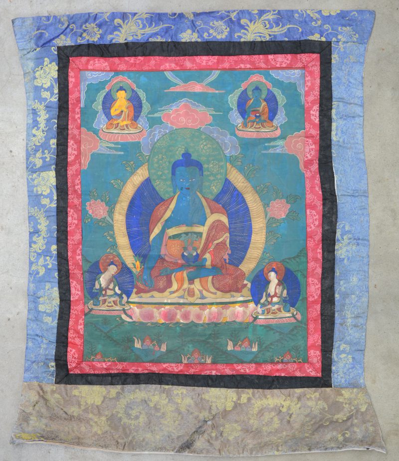 Een antieke Tibetaanse tangka op zijde/ rijstpapier met vijf voorstellingen van Boeddha.