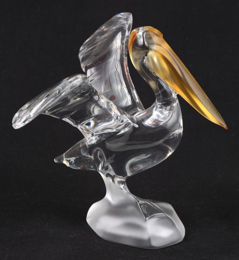 Een pelikaan van deels gesatineerd kristal. Onderaan gemerkt.