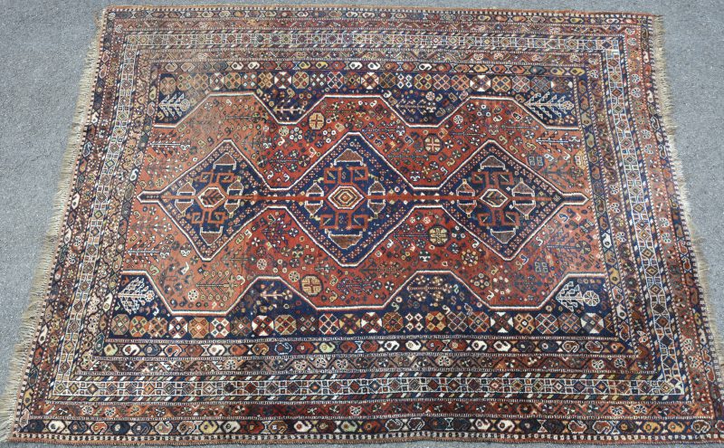 Een handgeknoopt Perzisch wollen tapijt. Slijtage.