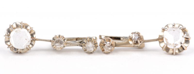 Een paar 18 K witgouden oorbellen bezet met diamanten oude slijp met een gezamenlijk gewicht van +- 1 ct.