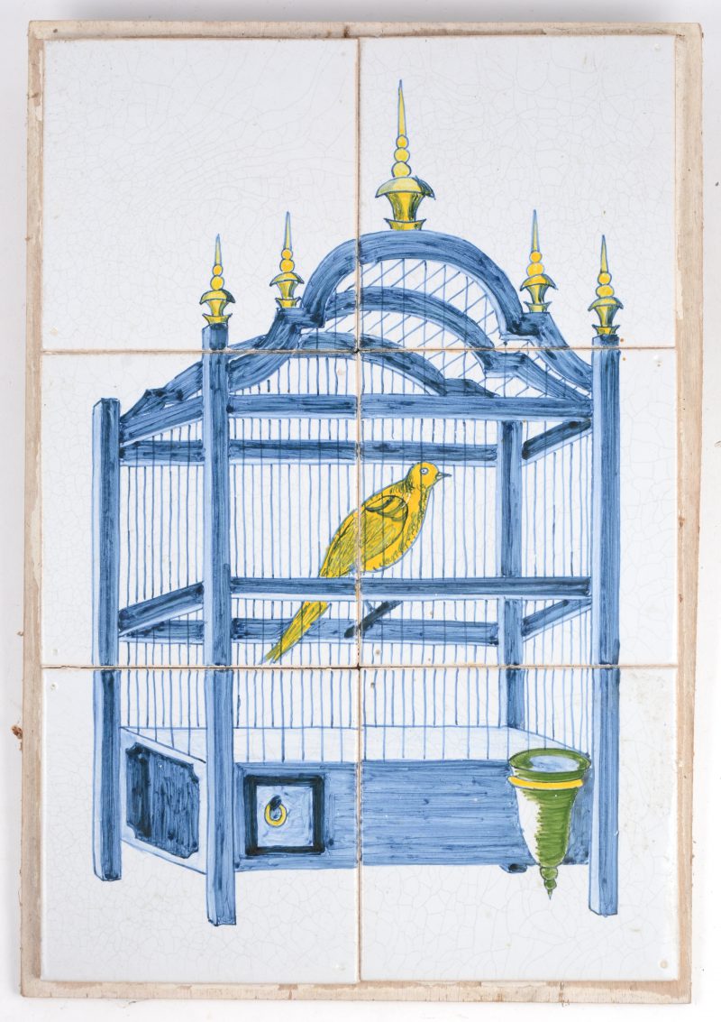 Zes aardewerken tegels met een meerkleurig decor van een vogel in een kooi. Delft, XIXe eeuw.