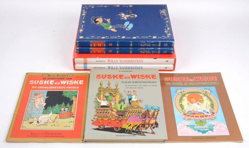 Een lot boeken:- “Biografie & bibliografie Willy Vandersteen” Twee banden in stofhoes.- Jubileumuitgave 25 jaar Suske en Wiske.- Twee verzamelalbums van Guust Flater.