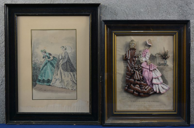 Een prent uit Le Journal des Dames met jurken in stof en kant. Met opdracht en ingelijst achter glas. Evenals een plaat van “La Mode Illustrée”.