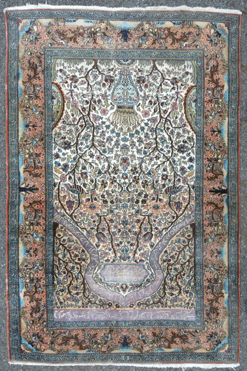 Een handgeknoopt Perzisch wollen karpet van wol, zijde en katoen. Slijtage.