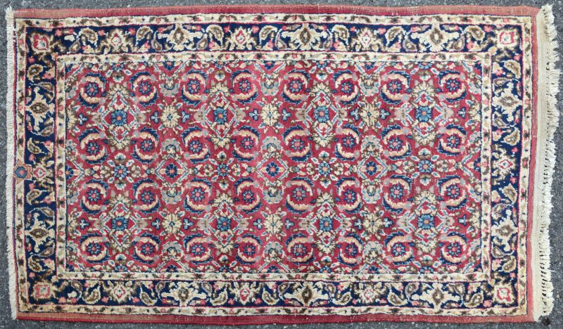 Een handgeknoopt Perzisch wollen karpetje