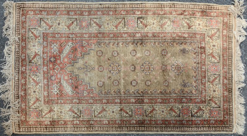 Een handgeknoopt Turks karpetje van katoen en zijde.