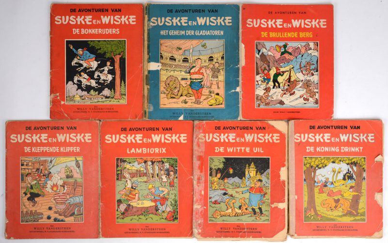 Suske en Wiske. Rode Reeks. De Koning Drinkt (1956), De Witte Uil (1954), Lambiorix (1954), De Kleppende Klipper (1ste uitgave, 1955), De Bokkerijders (1ste uitgave, 1955), De Brullende Berg (1963). Blauwe reeks. Het Geheim der Gladiatoren (1956). 7 stuks, slechte staat.
