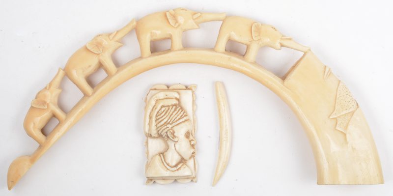 Een lot van drie stuks Afrikaans ivoor, waarbij een bewerkte nijlpaardentand.
