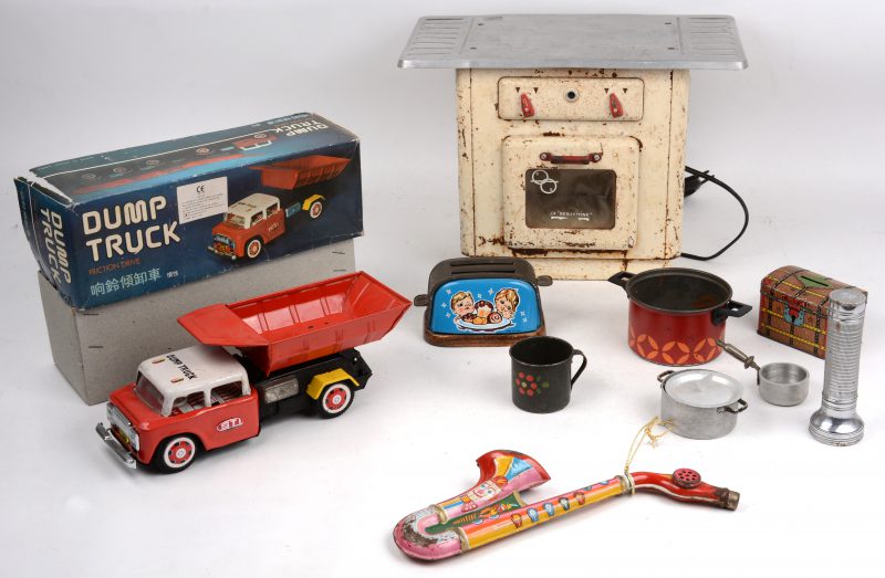 Een lot oud speelgoed, bestaande uit een vrachtwagen, een fornuisje, een spaarpot, een broodrooster en een saxofoon.