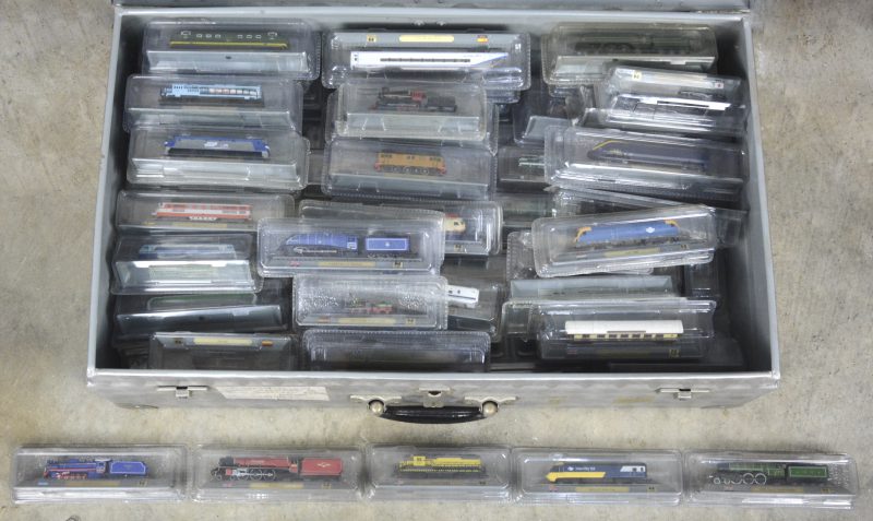 Een lot van 78 schaalmodellen van allerhande treintjes op schaal 1:160. In verpakking.
