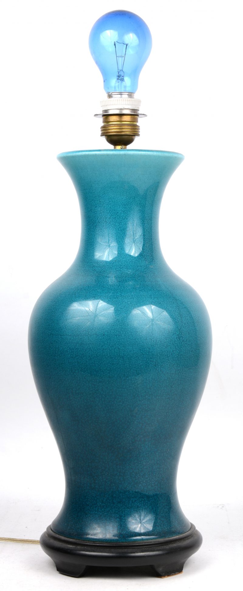 Een porseleinen lampvoet met blauw glazuur.