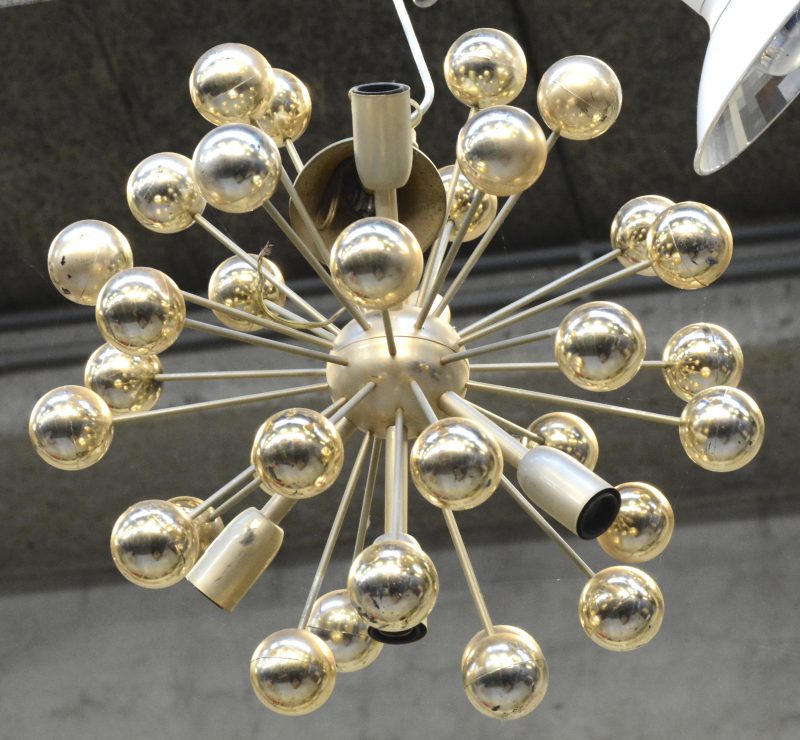 Een vintage chromen luchtertje, model Sputnik, met zes lichtpunten.