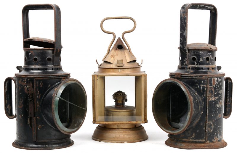 Een lot van drie antieke seinlampen, waarbij twee Engelse en de andere Belgisch.
