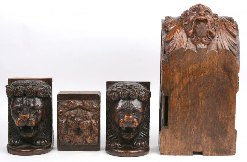 Vier antieke gesculpteerd eikenhouten consoles/ ornamenten met leeuwenkopjes, waarbij er twee een paar vormen.