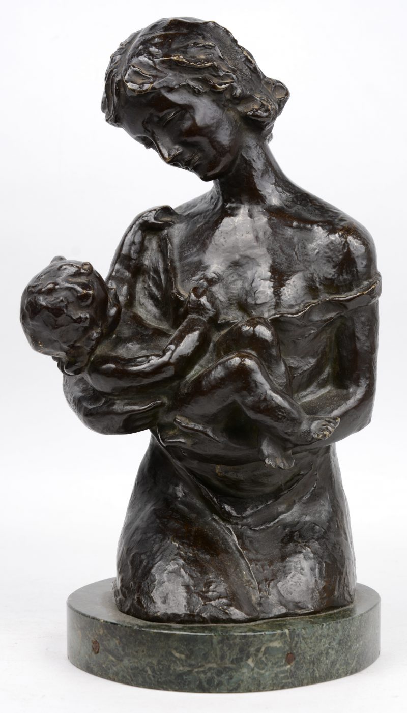 “Moeder met kind”. Een bronzen groep op sokkel van groen marmer. Gesigneerd achteraan ‘G. Paris’.