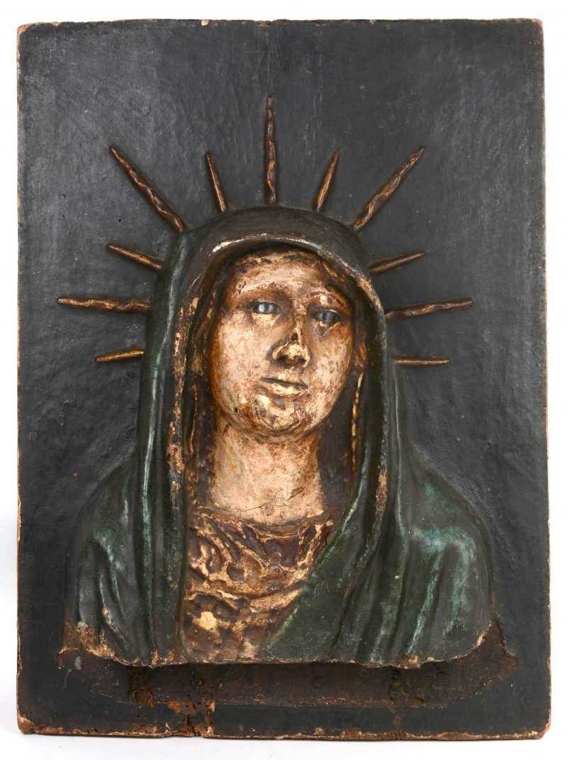 “Heilige Maria”. Een hoogreliëf van gepolychromeerd papier maché op kastanjehouten paneel. Zuid-Europa, XVIIe eeuw. Onderste gedeelte manco.