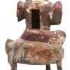 “Bodhisattva op Fo-hond”. Een verguld en gepolychromeerd houten beeldje met reliekschijntje in de rug. Meerdere beschadigingen. Mogelijks XVIIe eeuw. Met exportstempel van was op de rug.