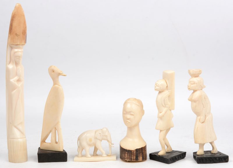 Een lot van zes stuks gesculpteerd Afrikaans ivoor, waaronder een kleine nijlpaardtand met voorstelling van O.L.V.