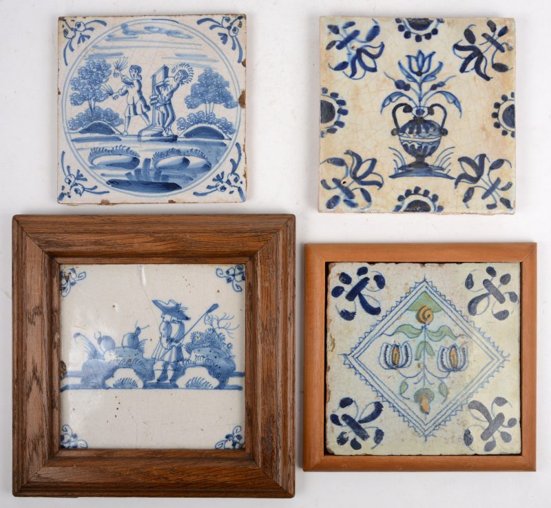 Een lot van vier XVIIIe eeuwse tegels, waarbij drie blauw op wit en één polychroom.