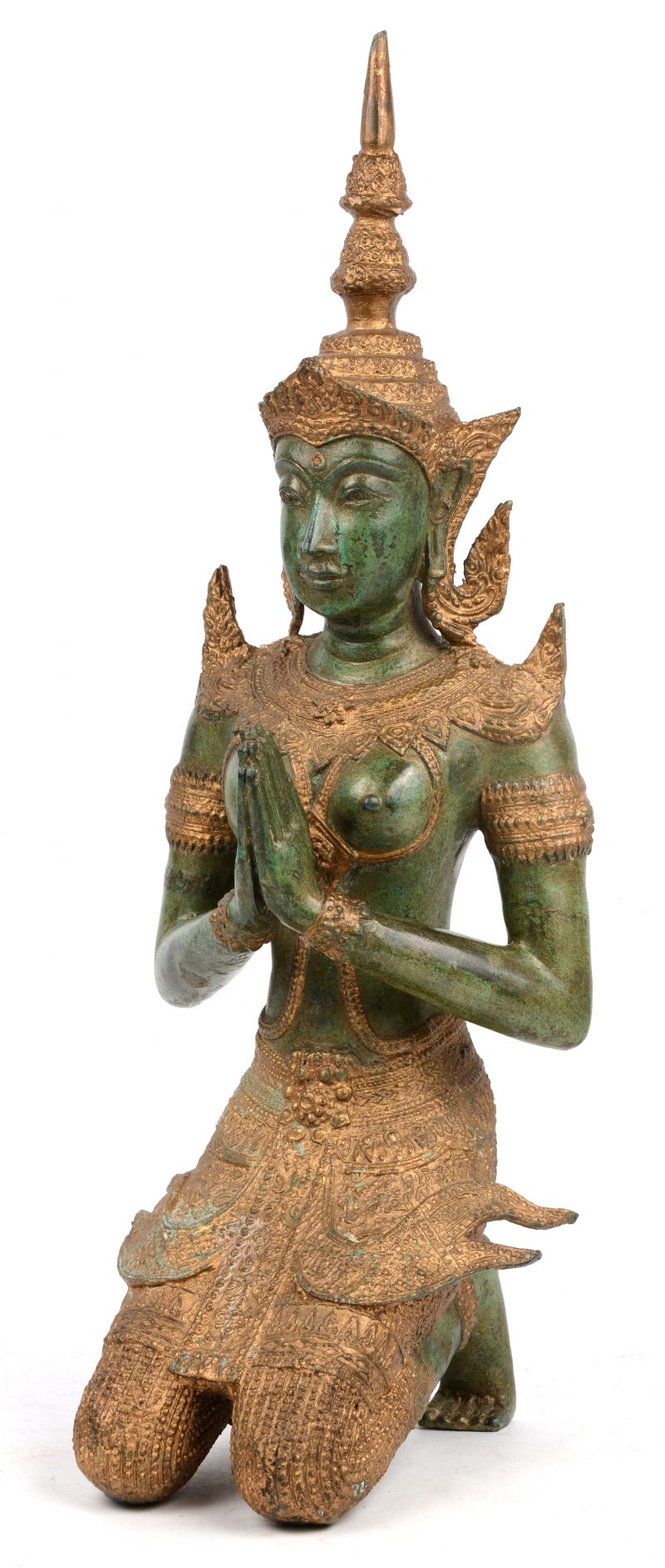 Een knielende Thaise tempelwachtervan deels goudgepatineerd brons.
