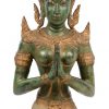 Een knielende Thaise tempelwachtervan deels goudgepatineerd brons.