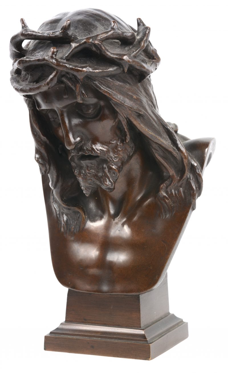 Een bruingepatineerde bronzen buste van Christus met de doornenkroon. Gesigneerd.