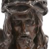Een bruingepatineerde bronzen buste van Christus met de doornenkroon. Gesigneerd.