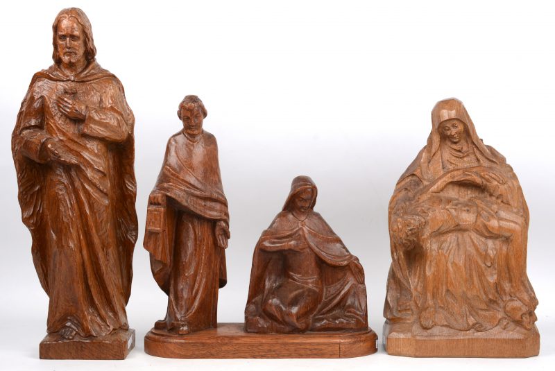 Een lot van drie gesculpteerde houten beelden, bestaande uit een Piëta, een Heilig Hartbeeld (ges. MaVe) en een groep met Jozef en Maria. XXe eeuw.