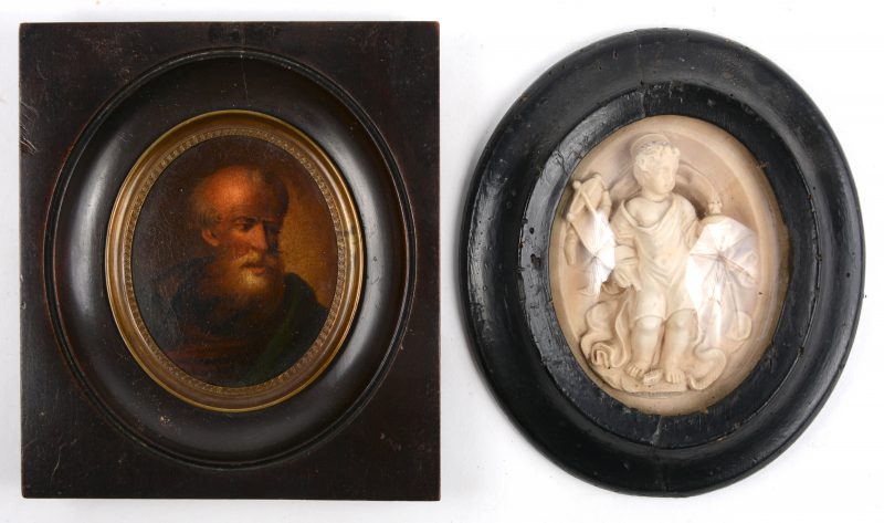 Een lot, bestaande uit een handgeschilderd miniatuur op paneel en een meerschuimen voorstelling van Christus met de rijksappel. Beide XIXe eeuw.