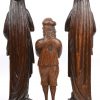 Een lot van drie gesneden houten beelden, bestaande uit een doedelzakspeler en twee damesfirguren, vermoedelijk als meubelornamenten.