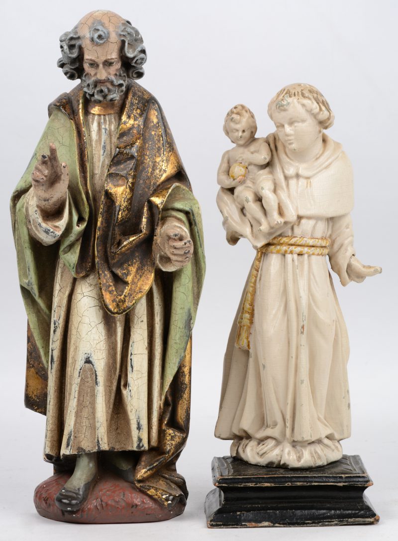 Twee gepolychromeerde heiligenbeelden, waarbij een houten voorstelling van Sint Antonius en een plaasteren voorstelling van Sint Pieter (?). XIX en XXe eeuw.