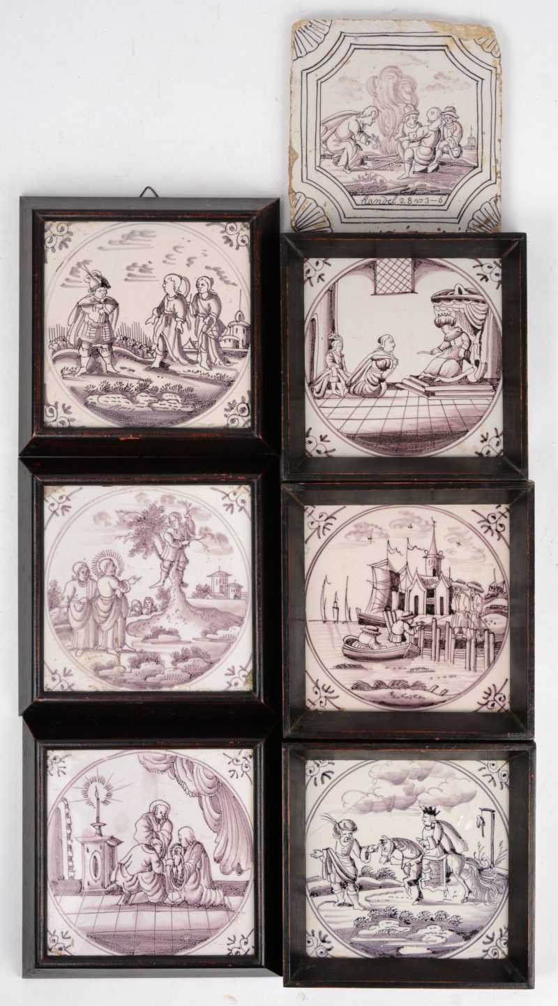Een lot van zeven antieke Delfts aardewerken tegeld met mangaankleurige decors. XVIIIe & XIXe eeuw.