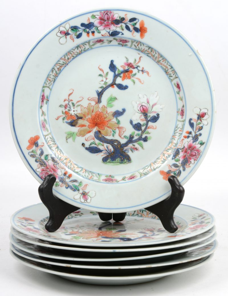 Een reeks van zes antieke borden van Chinees porselein met gandgeschilderde meerkleurge bloemendecors. Enkele randschilfers. XIXe eeuw.