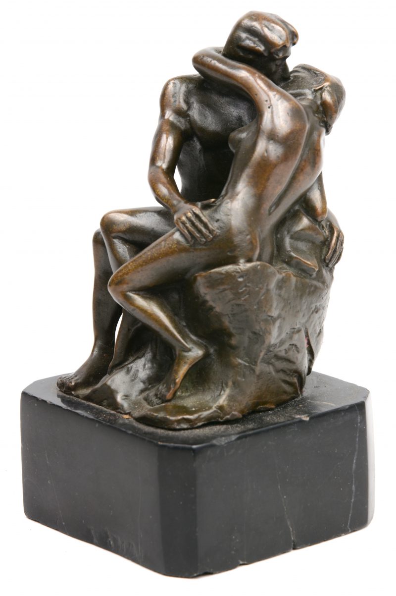 “De kus”. Een bronzen beeldje op arduinen sokkel naar het werk van Rodin.