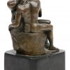 “De kus”. Een bronzen beeldje op arduinen sokkel naar het werk van Rodin.