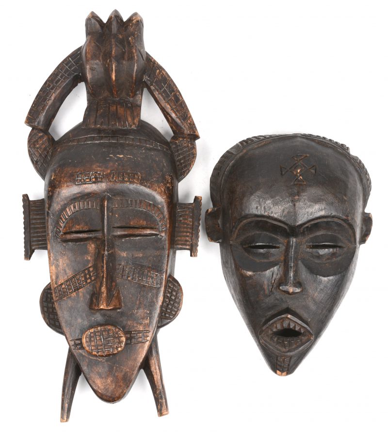 Twee gebeeldhouwde Afrikaanse houten maskers.