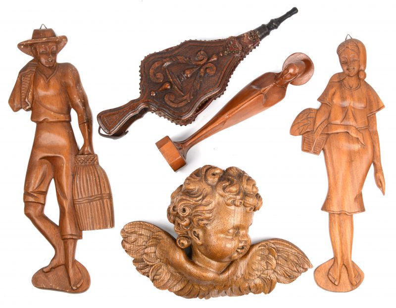 Een lot houtsnijwerk, bestaande uit een Mariabeeldje, een paar wandreliëfs met een boerenkoppel, een cherubijntje en een klein blaasbalgje.