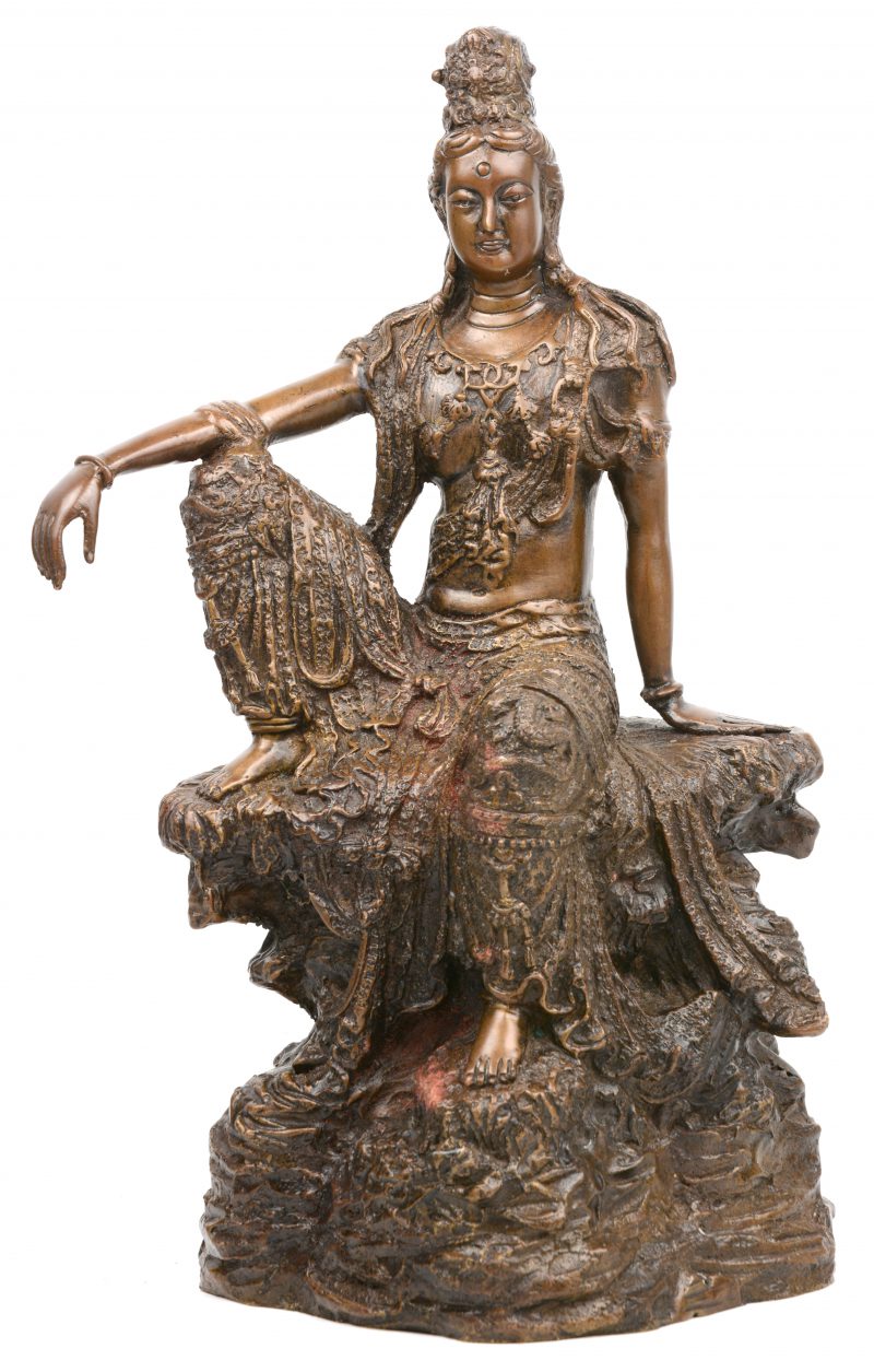 Een fijn uitgewerkte bronzen Bodhisattva op rots.