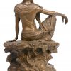 Een fijn uitgewerkte bronzen Bodhisattva op rots.