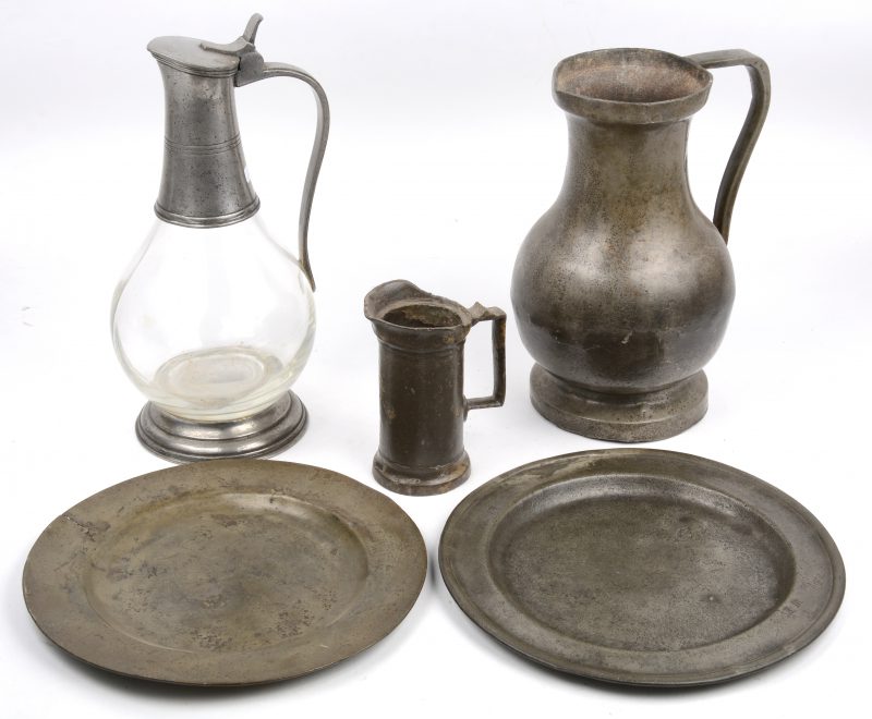 Een lot antiek tin, bestaande uit een schenkkan, een snavelkan met glas, een maatbekertje en twee borden.