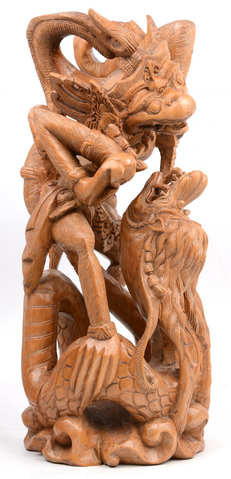 Een Garudabeeld van gesculpteerd hout. Zuid-Azië.