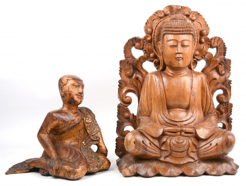 Twee houten beelden, bestaande uit een Boeddhabeeld en een Boeddhistische monnik.