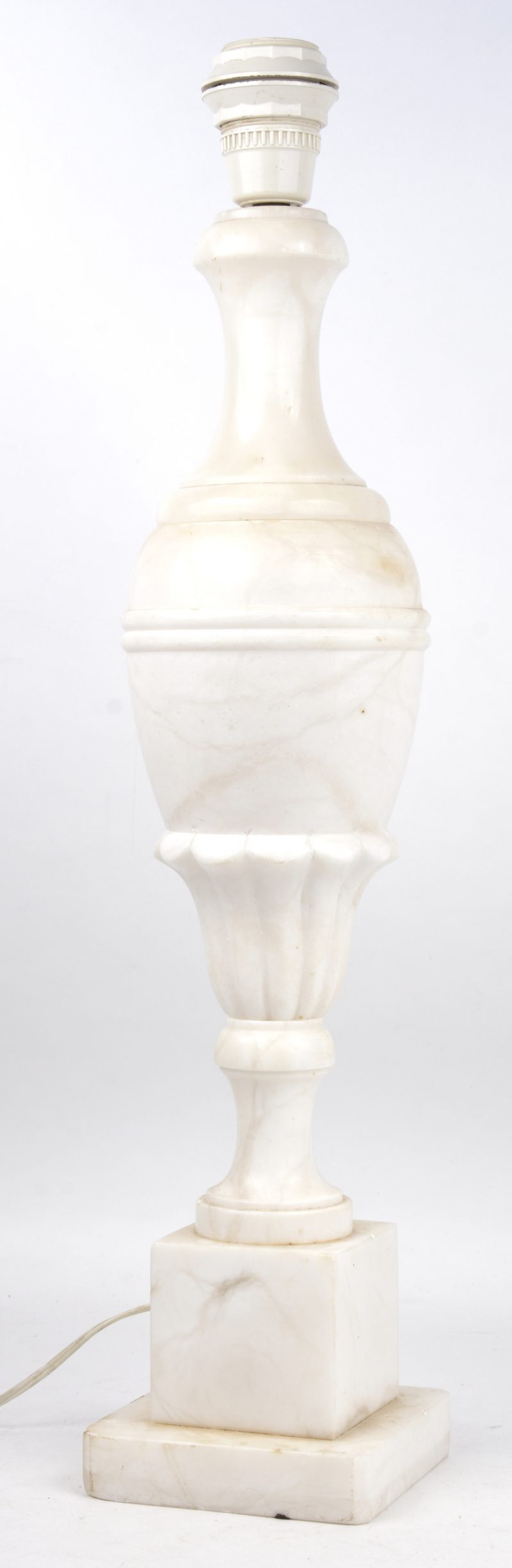 Een albasten lampvoet.