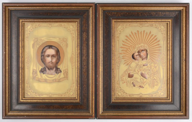 Twee op porselein gedrukte reproducties van XIXe eeuwse iconen, resp. uit Kiev en Moskou. Achteraan gemerkt en genummerd op 2000 exemplaren.