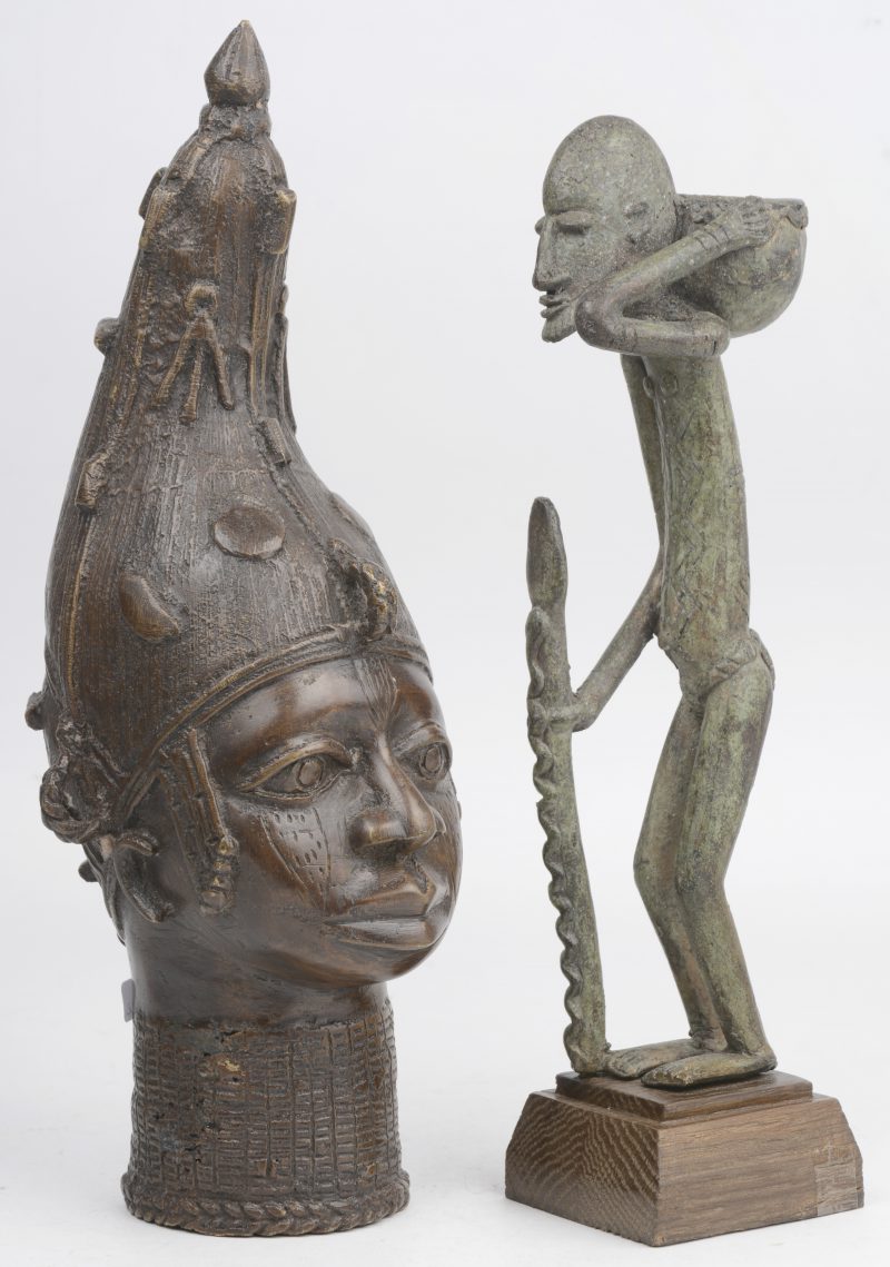 Twee Afrikaanse bronzen beeldjes.
