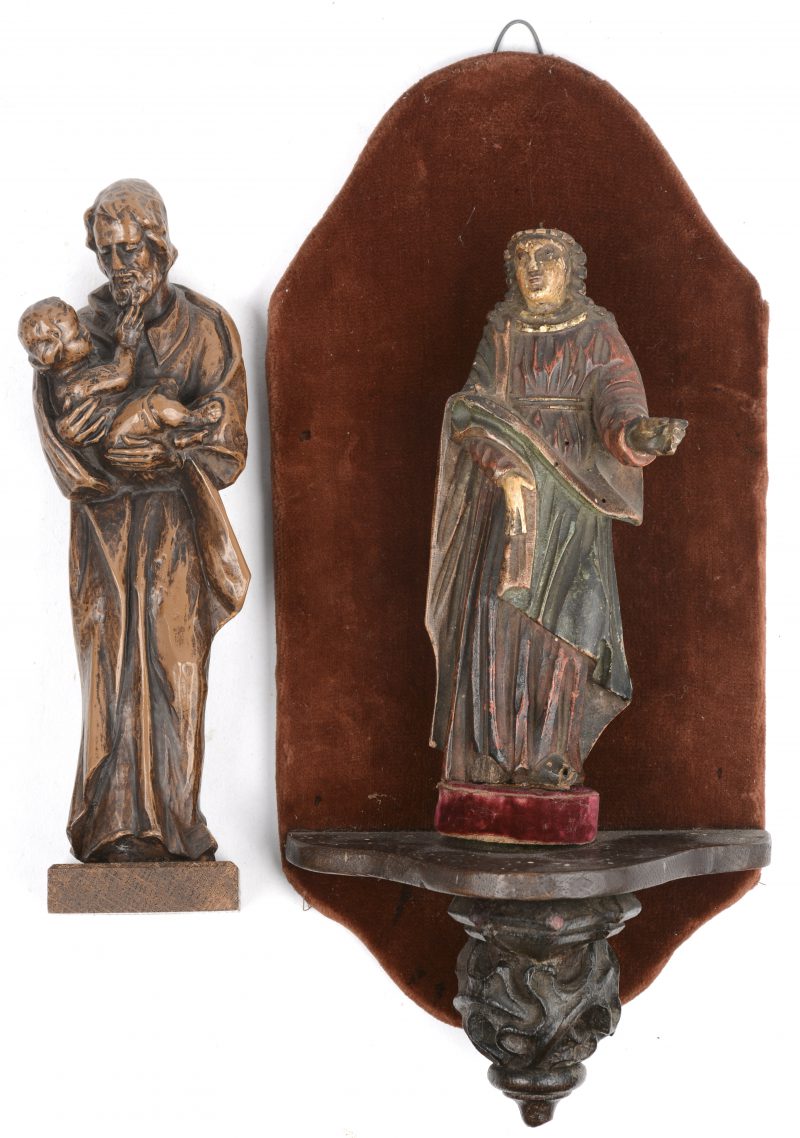 Een XVIIe eeuws gepolychromeerd houten heiligenbeeldje op console. Bijgevoegd een recenter houten beeldje van Sint Jozef met kind.