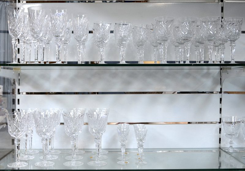 Een glasservies van geslepen kleurloos kristal, bestaande uit elf champagnefluiten (één met schilfer), twaalf waterglazen, twaalf rodewijnglazen, elf wittewijnglazen en zes borrelglaasjes (één met barstje).
