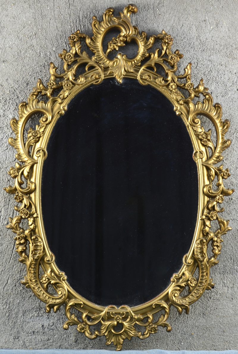 Een goudgepatineerd spiegeltje in Lodewijk XV-stijl.