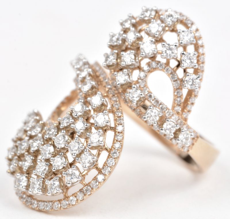 Een 18 K wit en roze gouden ring bezet met briljanten met een gezamenlijk gewicht van +- 2,06 ct.